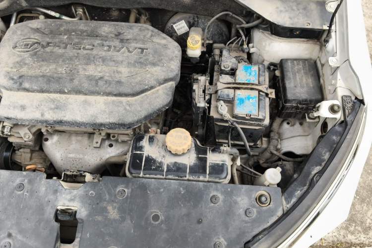 Used Baojun 510 2017 1.5L Automatic Fashion Model Engine Bay Left