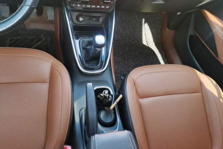Used Baojun 510 2017 1.5L Manual Luxury Model Gear Lever