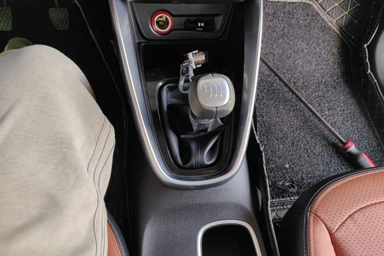 Used Baojun 510 2017 1.5L Manual Luxury Model Gear Lever