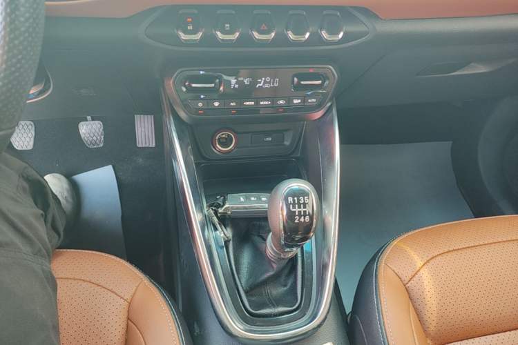 Used Baojun 510 2017 1.5L Manual Luxury Model Gear Lever