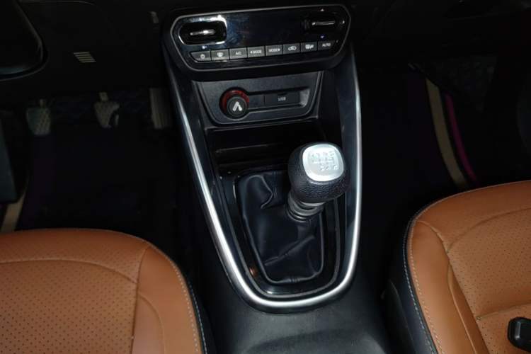Used Baojun 510 2017 1.5L Manual Luxury Model Gear Lever