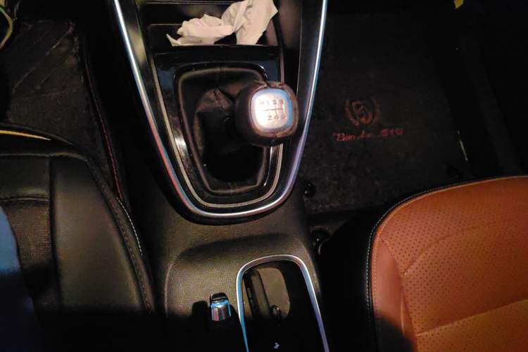 Used Baojun 510 2017 1.5L Manual Luxury Model Gear Lever