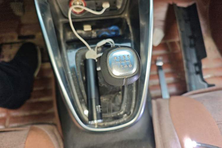 Used Baojun 510 2017 1.5L Manual Luxury Model Gear Lever