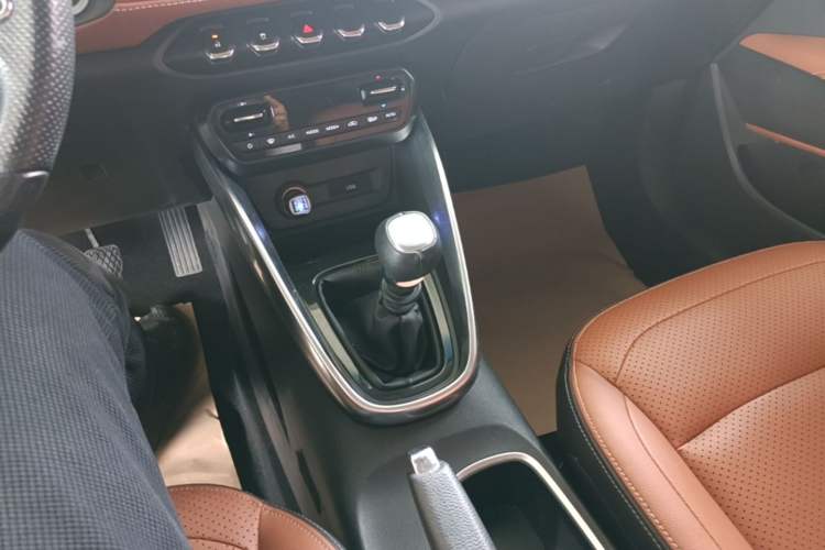 Used Baojun 510 2017 1.5L Manual Luxury Model Gear Lever