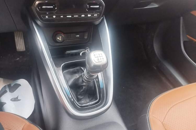 Used Baojun 510 2017 1.5L Manual Luxury Model Gear Lever