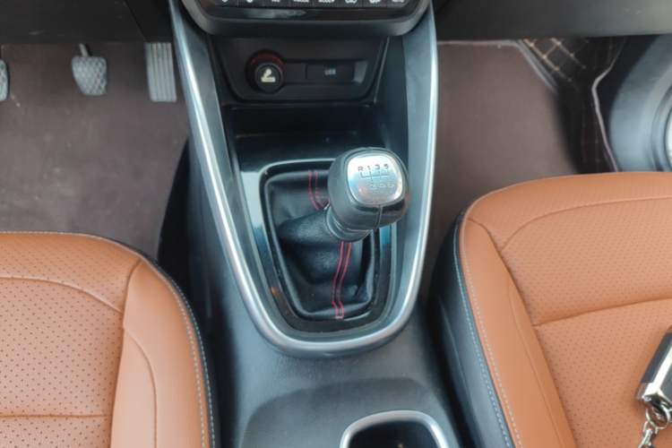 Used Baojun 510 2017 1.5L Manual Luxury Model Gear Lever