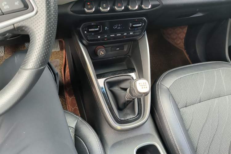 Used Baojun 510 2017 1.5L Manual Fashion Model Gear Lever