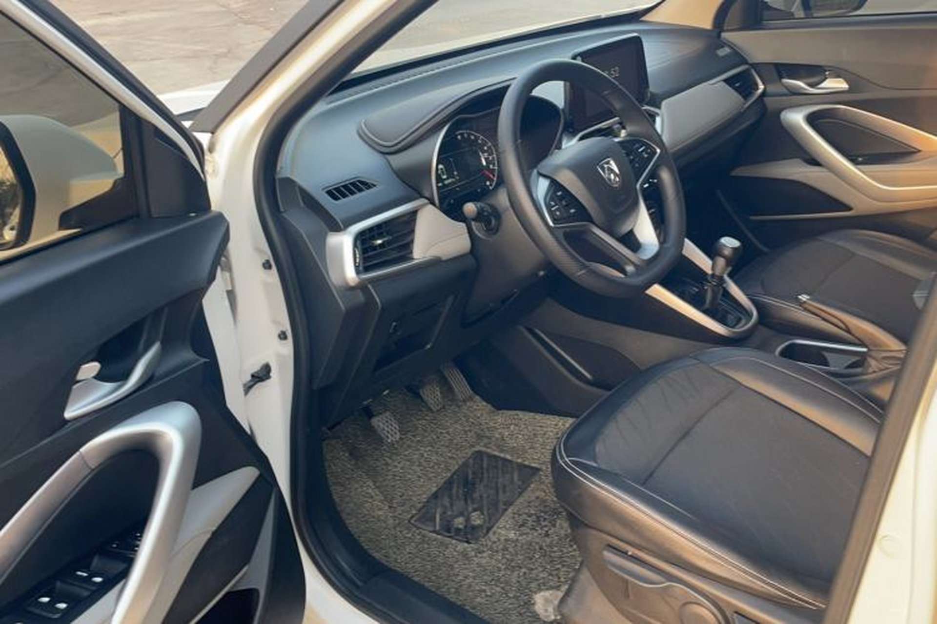 Used Baojun 510 2017 1.5L Manual Fashion Model Interior 1