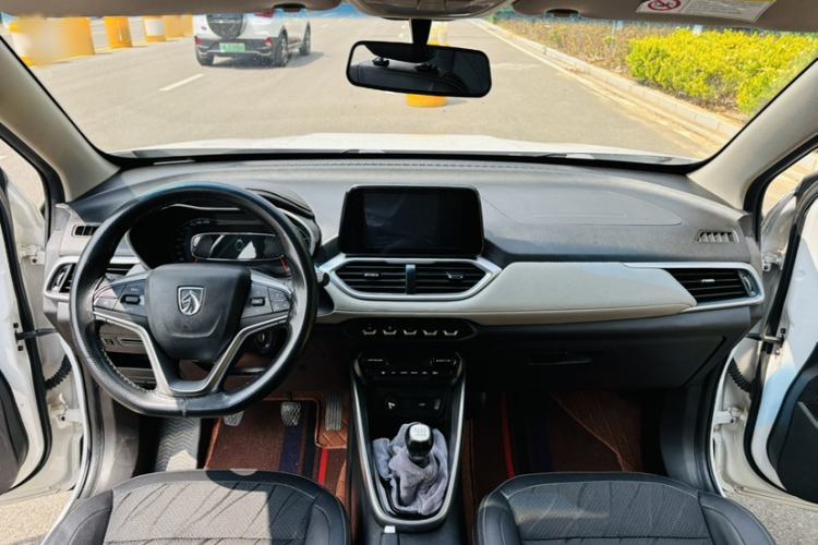 Used Baojun 510 2017 1.5L Manual Fashion Model Interior 1