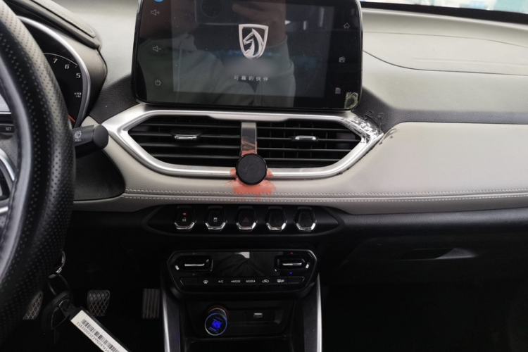 Used Baojun 510 2017 1.5L Manual Fashion Model Interior 2
