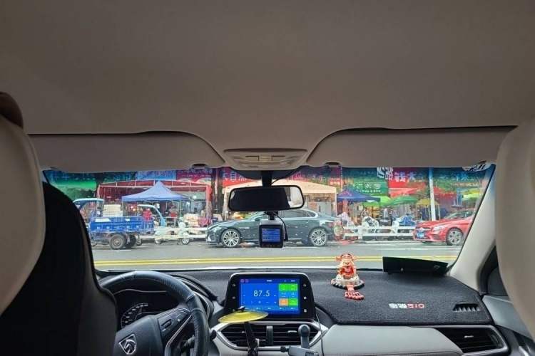 Used Baojun 510 2017 1.5L Manual Fashion Model Interior 2