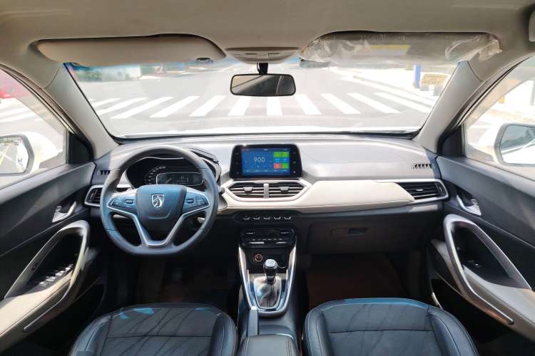 Used Baojun 510 2017 1.5L Manual Fashion Model Interior 2