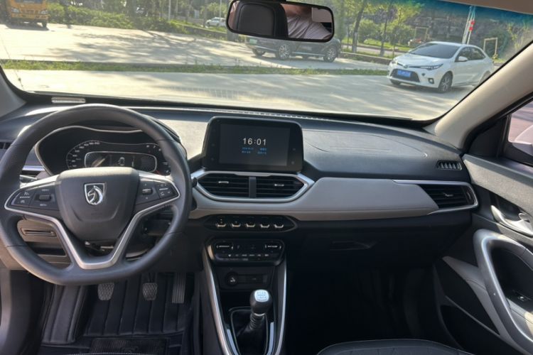 Used Baojun 510 2017 1.5L Manual Fashion Model Interior 3