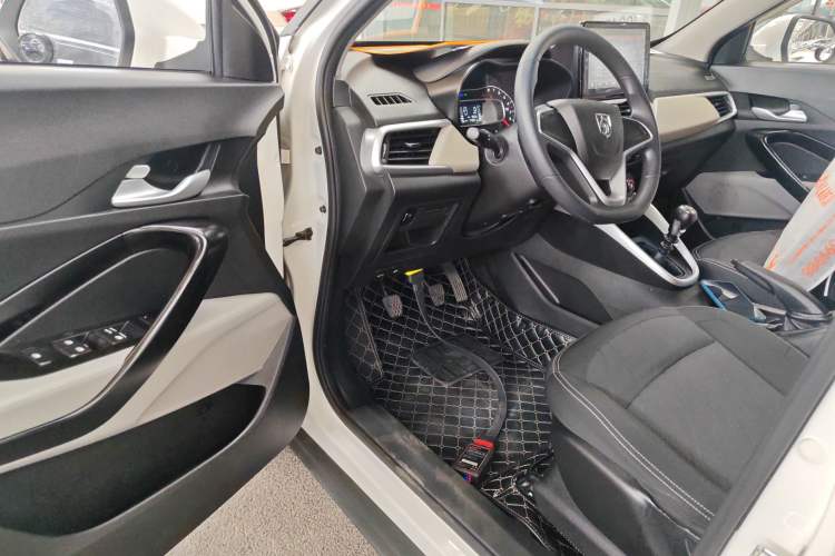 Used Baojun 510 2017 1.5L manual Comfort trim Interior 3