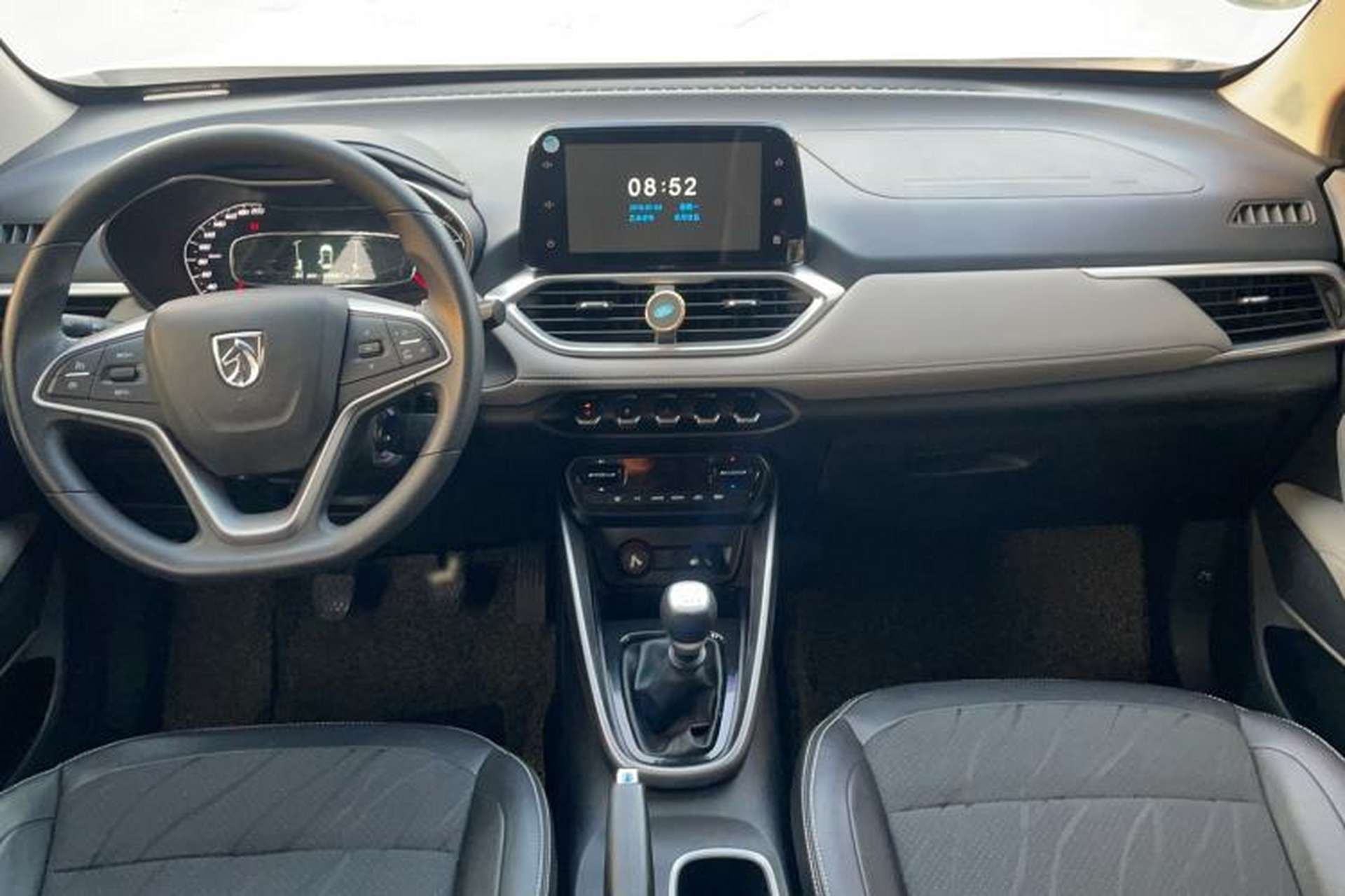 Used Baojun 510 2017 1.5L Manual Fashion Model Interior 3