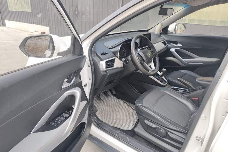 Used Baojun 510 2017 1.5L Manual Fashion Model Interior 3