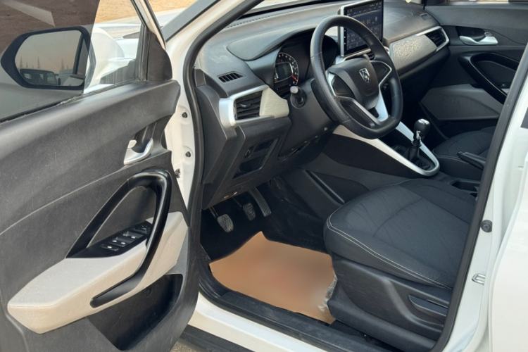 Used Baojun 510 2017 1.5L manual Comfort trim Interior 3