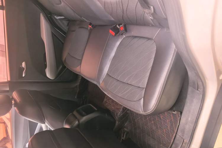 Used Baojun 510 2017 1.5L Manual Fashion Model Interior 3