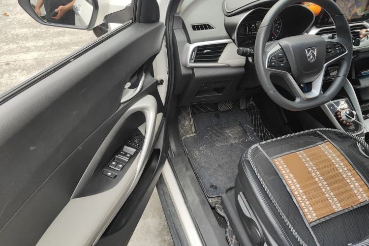 Used Baojun 510 2017 1.5L Automatic Fashion Model Interior 3