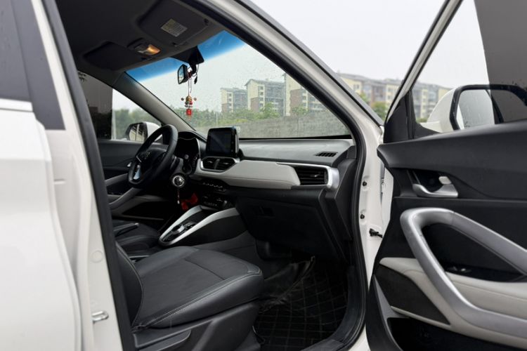 Used Baojun 510 2017 1.5L Automatic Fashion Model Interior 4