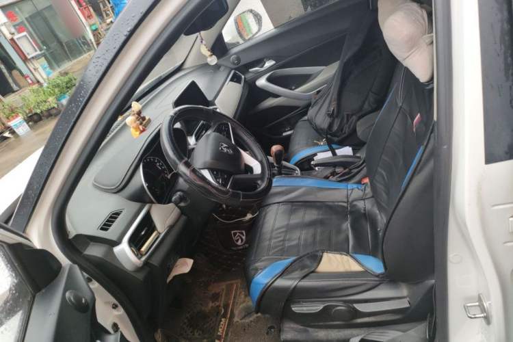 Used Baojun 510 2017 1.5L Manual Fashion Model Interior 4
