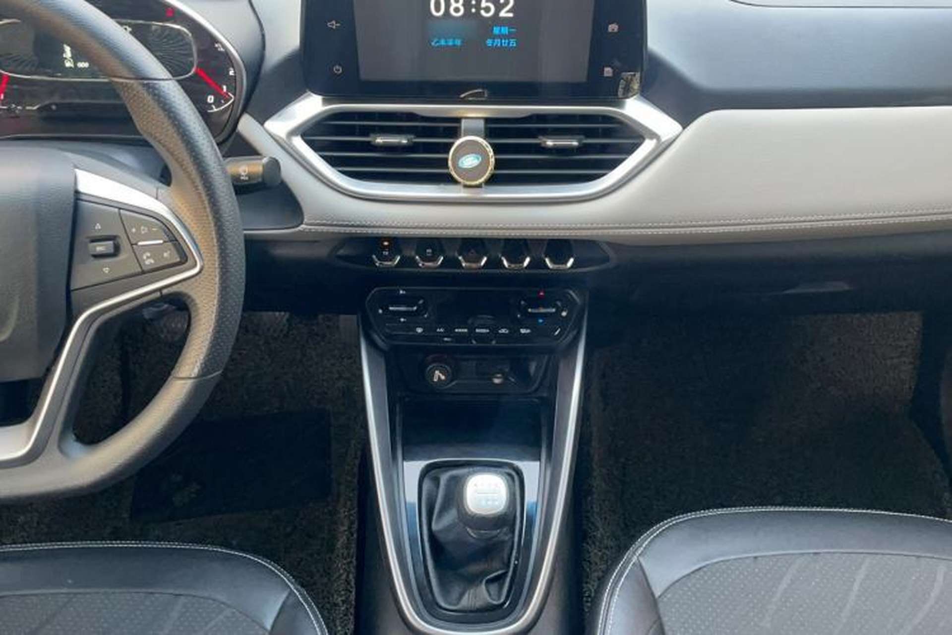 Used Baojun 510 2017 1.5L Manual Fashion Model Interior 5