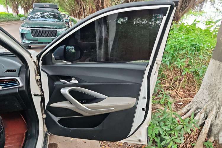 Used Baojun 510 2017 1.5L Manual Fashion Model Interior 5