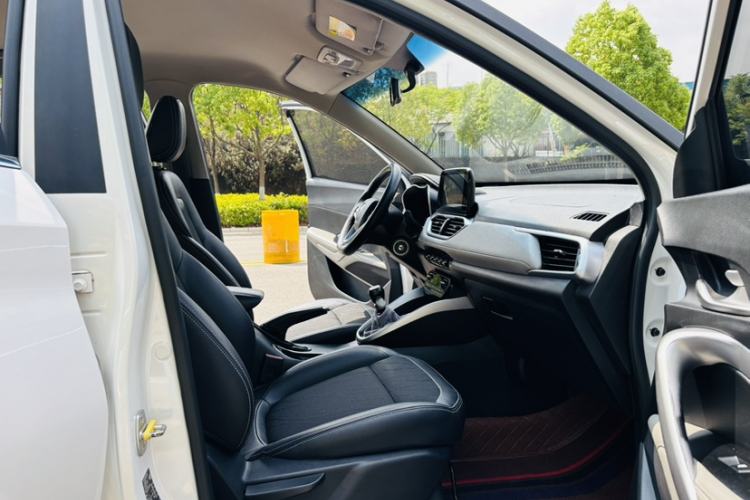 Used Baojun 510 2017 1.5L Manual Fashion Model Interior 5