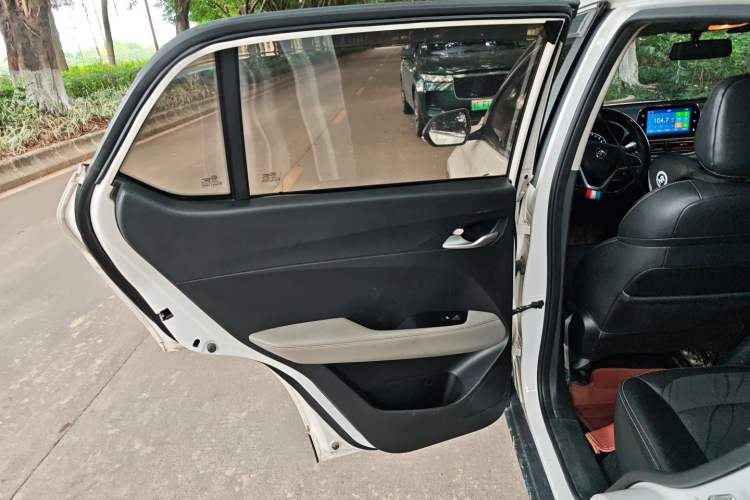 Used Baojun 510 2017 1.5L Manual Fashion Model Interior 8