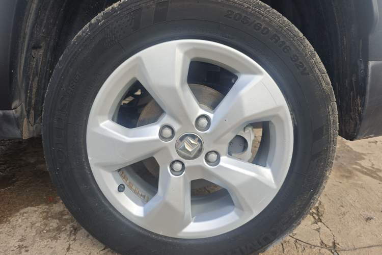 Used Baojun 510 2017 1.5L Automatic Fashion Model Left Front Wheel Hub
