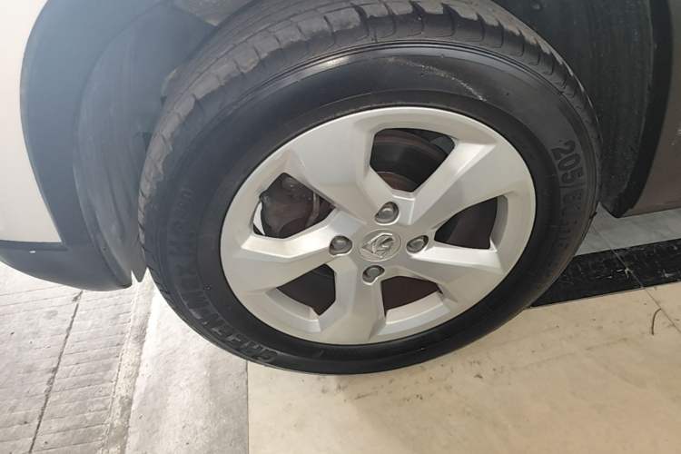 Used Baojun 510 2017 1.5L Automatic Fashion Model Left Front Wheel Hub