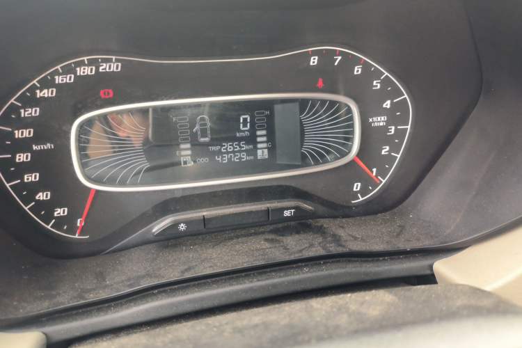 Used Baojun 510 2017 1.5L manual Comfort trim Odometer Close Up