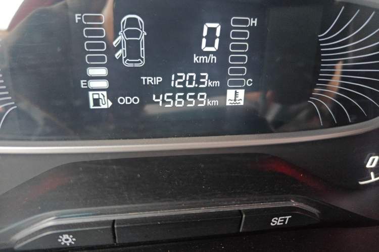 Used Baojun 510 2017 1.5L manual Comfort trim Odometer Close Up