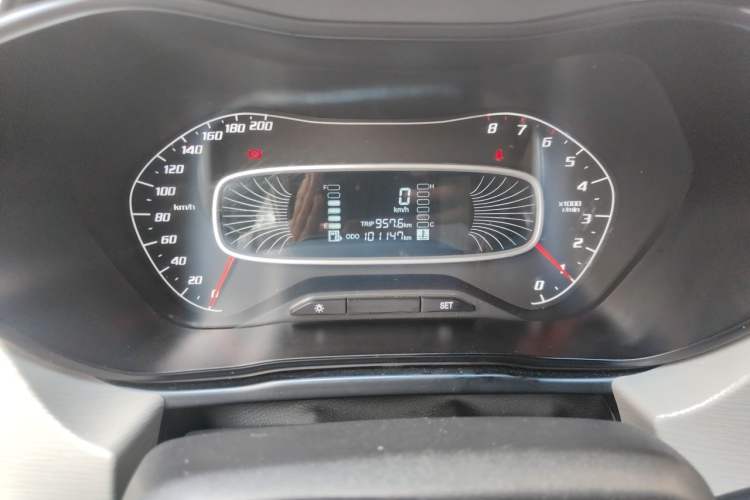 Used Baojun 510 2017 1.5L manual Comfort trim Odometer Close Up