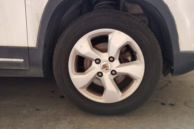 Used Baojun 510 2017 1.5L Automatic Fashion Model Right Front Wheel Hub
