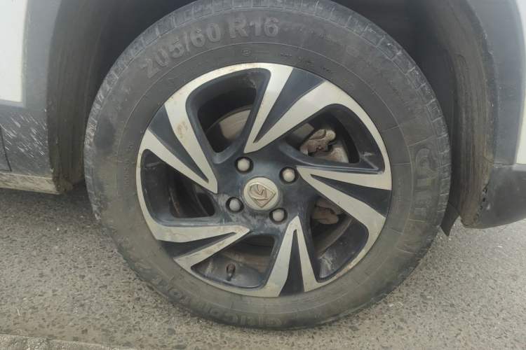 Used Baojun 510 2017 1.5L Automatic Fashion Model Right Front Wheel Hub