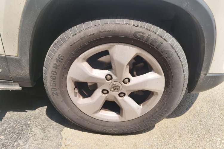 Used Baojun 510 2017 1.5L Automatic Fashion Model Right Front Wheel Hub
