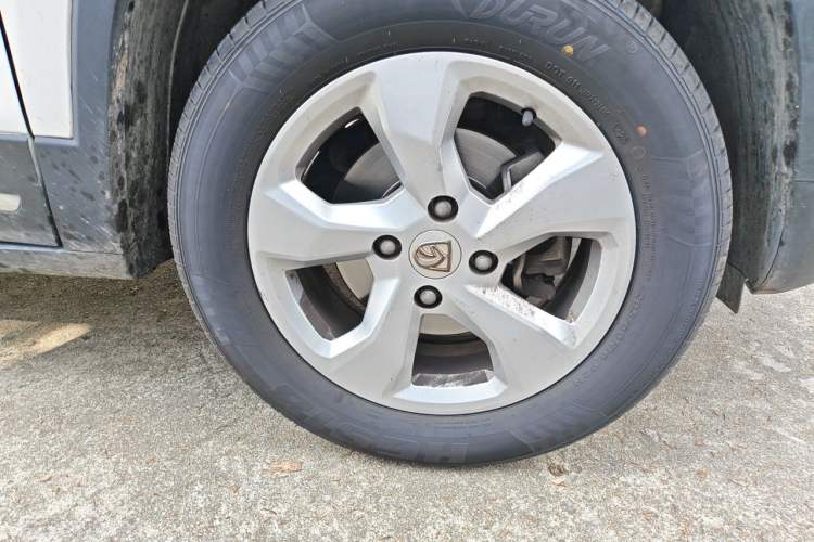 Used Baojun 510 2017 1.5L Automatic Fashion Model Right Front Wheel Hub