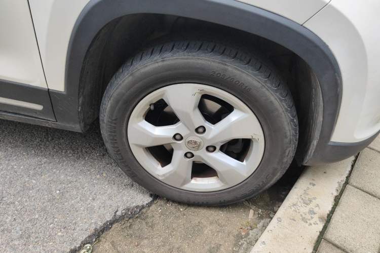 Used Baojun 510 2017 1.5L Automatic Fashion Model Right Front Wheel Hub