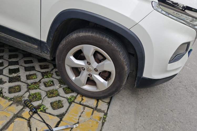 Used Baojun 510 2017 1.5L Automatic Fashion Model Right Front Wheel Hub