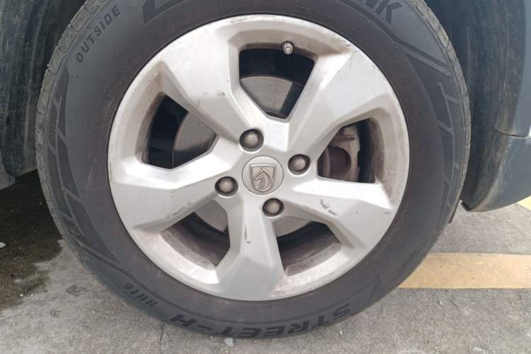 Used Baojun 510 2017 1.5L Automatic Fashion Model Right Front Wheel Hub