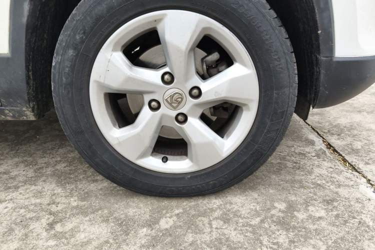 Used Baojun 510 2017 1.5L Automatic Fashion Model Right Front Wheel Hub