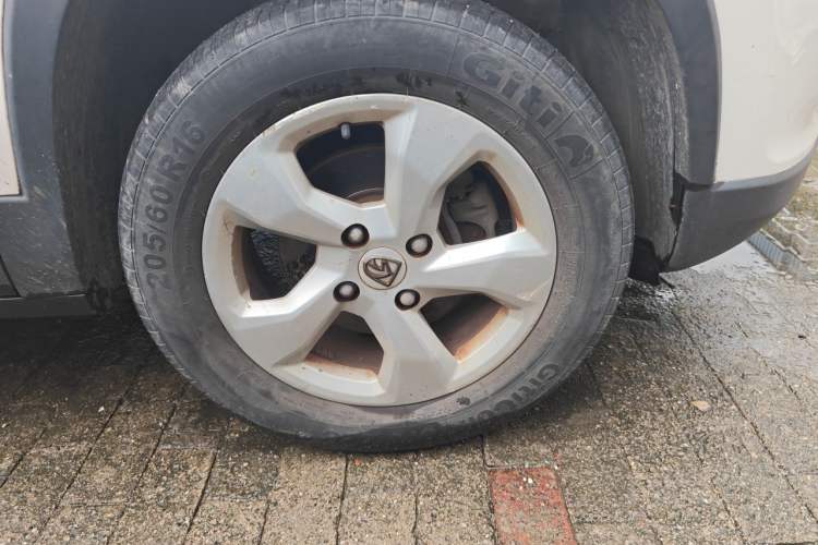 Used Baojun 510 2017 1.5L Automatic Fashion Model Right Front Wheel Hub