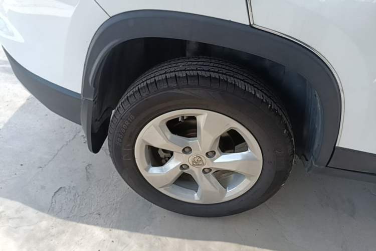 Used Baojun 510 2017 1.5L Automatic Fashion Model Right Rear Wheel Hub