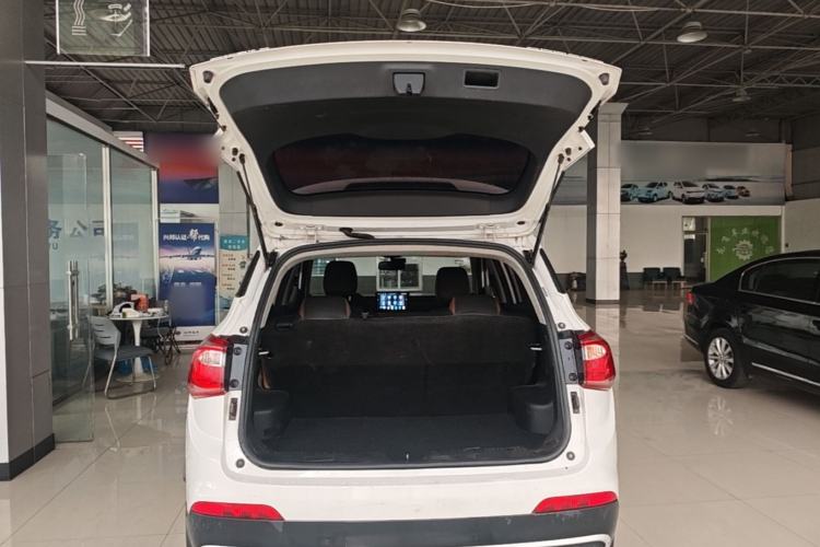 Used Baojun 510 2017 1.5L manual Comfort trim Trunk