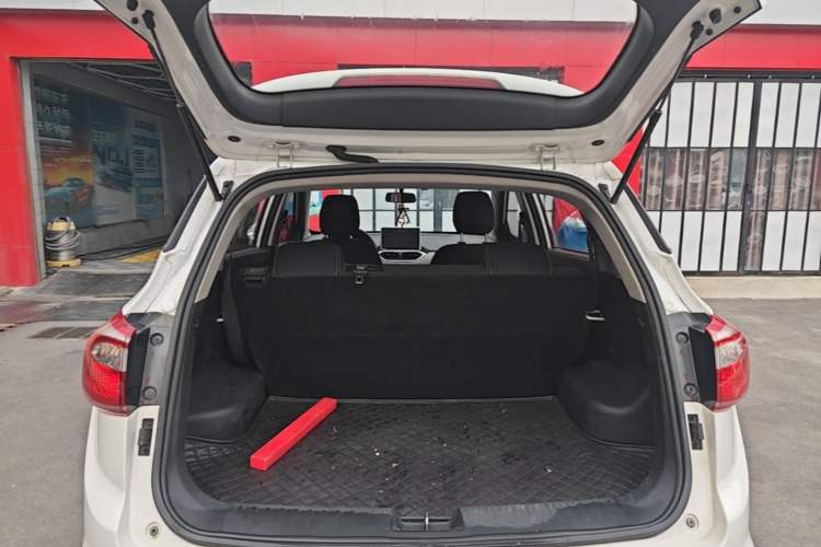 Used Baojun 510 2017 1.5L manual Comfort trim Trunk