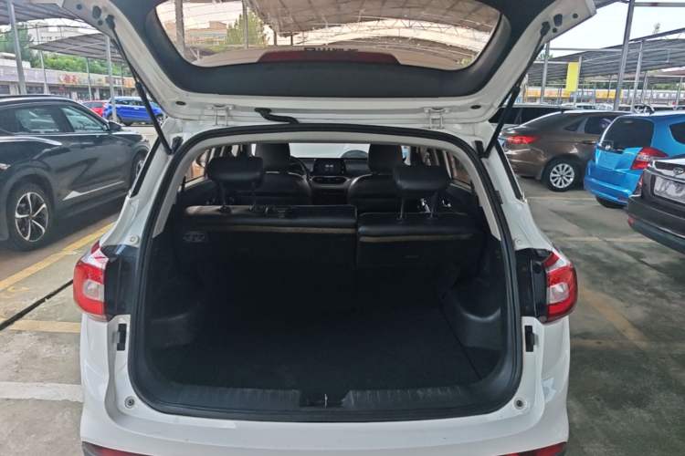 Used Baojun 510 2017 1.5L Automatic Fashion Model Trunk