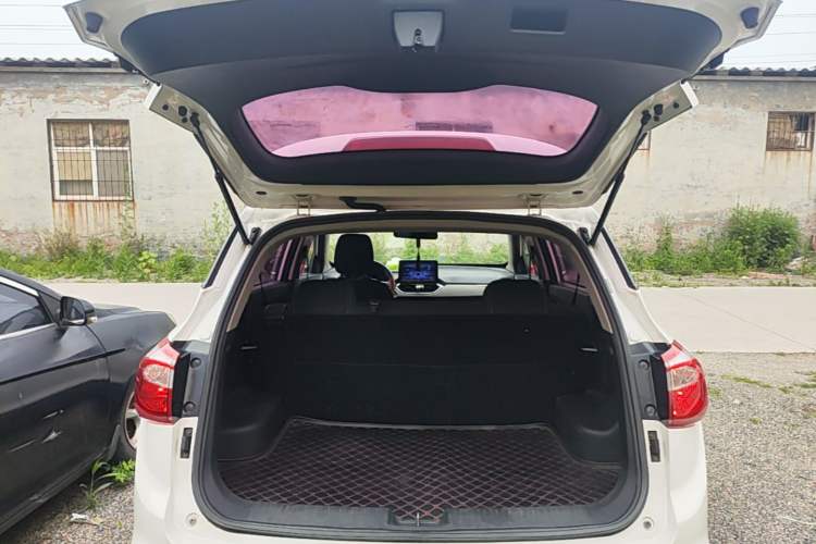 Used Baojun 510 2017 1.5L manual Comfort trim Trunk