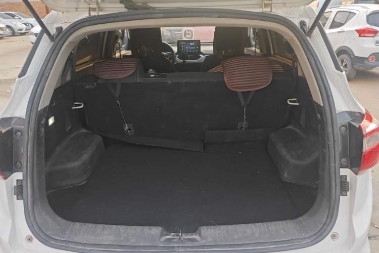 Used Baojun 510 2017 1.5L manual Comfort trim Trunk