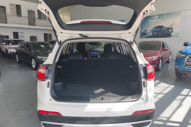 Used Baojun 510 2017 1.5L manual Comfort trim Trunk